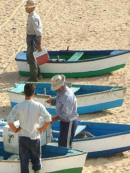 Fischer auf La Graciosa, am Stand von Caleta  del Sebo