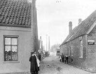 Alt-Oldersum - linkes Haus ist heutige L�ttje Teestuv