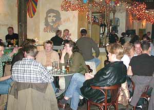 G&auml;ste im Bereich der Bar