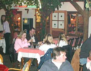 Die Tische der Pizzeria auf dem Dorfplatz