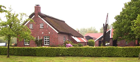 Kolonistenhaus mit Torfbrunnen