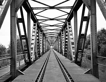 Eisenbahnklappbr&uuml;cke "Friesenbruicke" gr&ouml;&szlig;te Eisenbahnklappbr&uuml;cke Deutschlands - Verbindungsweg f&uuml;r Radfahrer von der Internationalen Dollartroute zur Fehnroute; L&auml;nge: 335 m; Durchlass: 25m; Schienenh&ouml;he: 7,7m &uuml;ber NN